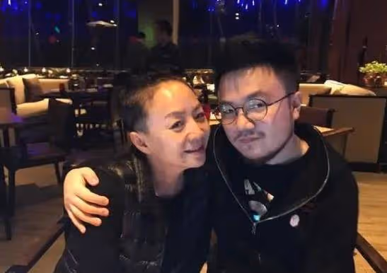 宋丹丹帶小孫子遛彎，小巴圖正面照曝光，被指比親爹巴圖要好看