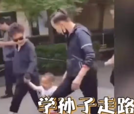 宋丹丹帶小孫子遛彎，小巴圖正面照曝光，被指比親爹巴圖要好看