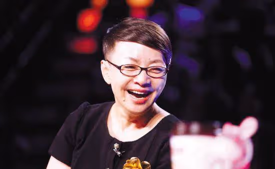 宋丹丹帶小孫子遛彎，小巴圖正面照曝光，被指比親爹巴圖要好看