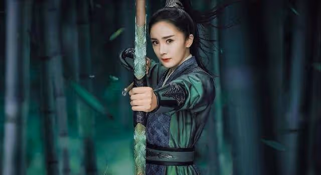 16歲被成龍看中，片酬從600元漲到5萬的楊冪，如今早就今非昔比