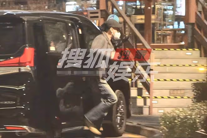 50歲楊坤身旁又換新人！紅光滿面請美女吃餃子，身材壯碩走路踉蹌