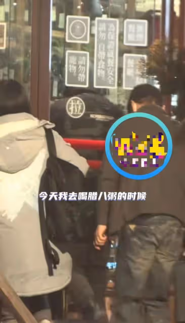 50歲楊坤身旁又換新人！紅光滿面請美女吃餃子，身材壯碩走路踉蹌