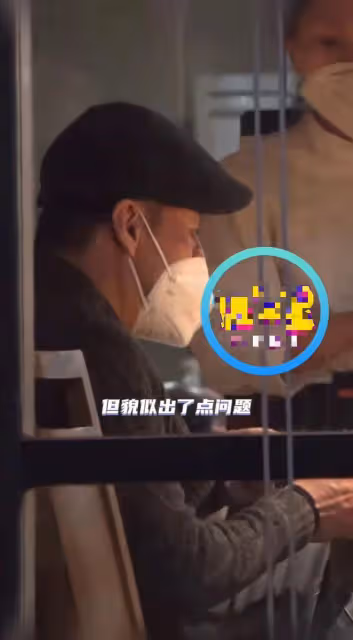 50歲楊坤身旁又換新人！紅光滿面請美女吃餃子，身材壯碩走路踉蹌