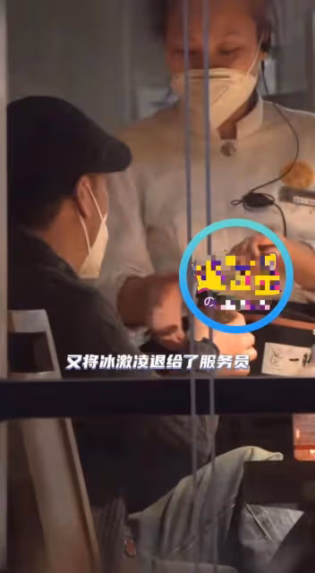 50歲楊坤身旁又換新人！紅光滿面請美女吃餃子，身材壯碩走路踉蹌