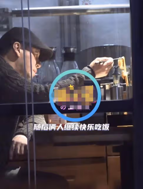 50歲楊坤身旁又換新人！紅光滿面請美女吃餃子，身材壯碩走路踉蹌