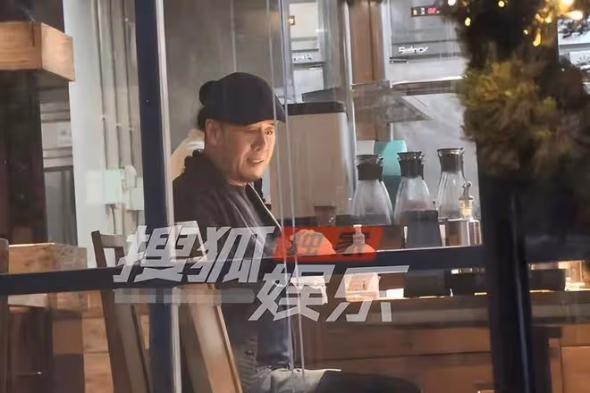50歲楊坤身旁又換新人！紅光滿面請美女吃餃子，身材壯碩走路踉蹌