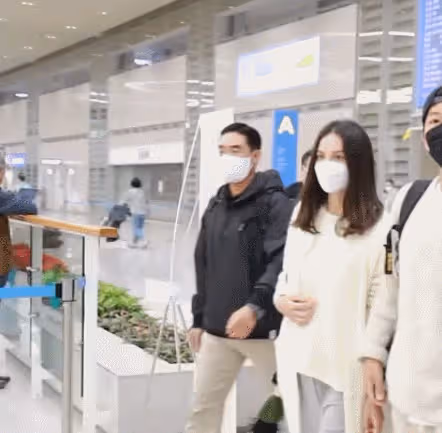 宋仲基攜英國女友高調官宣戀情，這次宋慧喬真的輸了。