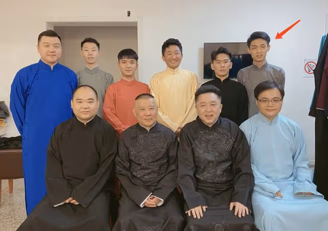 「為妮鍾秦cp」被拆，德雲社秦霄賢疑有新戀情，在女生家共度一夜