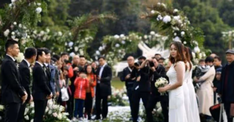 兒媳結婚婆婆給20萬彩禮，婆婆生病兒媳拿著卡取錢，看到餘額沒錢