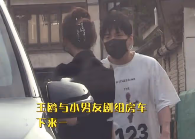 娛記曝W女星未婚懷孕,稱其曾闖劇組男演員房門被拒,王鷗慘躺槍
