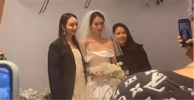 娛記曝W女星未婚懷孕,稱其曾闖劇組男演員房門被拒,王鷗慘躺槍