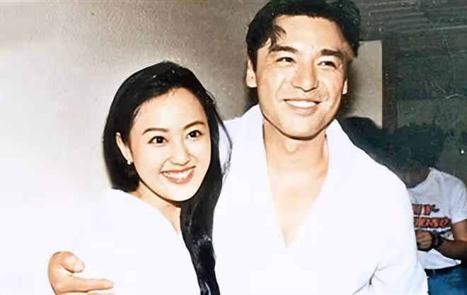 59歲章小蕙上海街頭被偶遇,打扮精緻氣質出眾,已長居內地做網紅