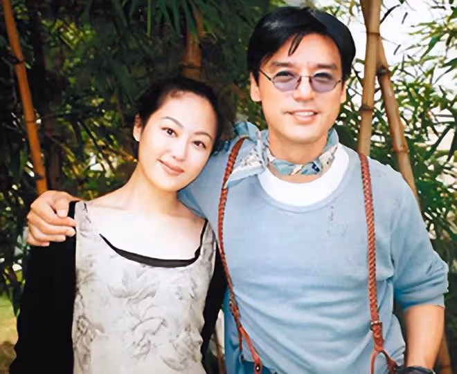 59歲章小蕙上海街頭被偶遇,打扮精緻氣質出眾,已長居內地做網紅
