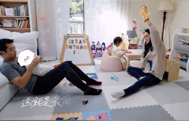 苗苗首曬一家四口同框照,曝光二胎兒子正臉,弟弟皮膚超白萌態足