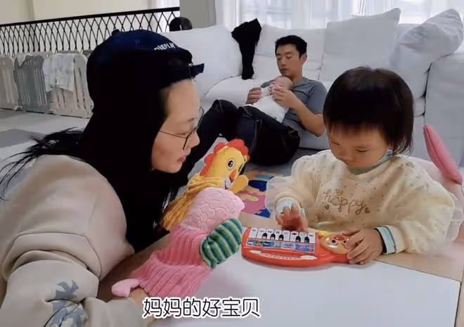 苗苗首曬一家四口同框照,曝光二胎兒子正臉,弟弟皮膚超白萌態足