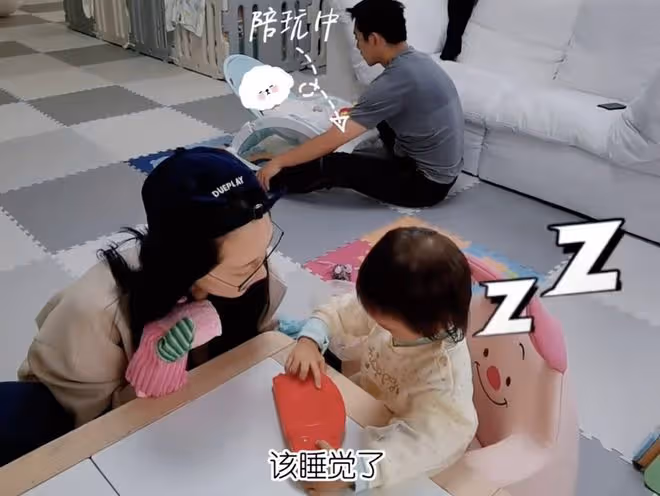 苗苗首曬一家四口同框照,曝光二胎兒子正臉,弟弟皮膚超白萌態足