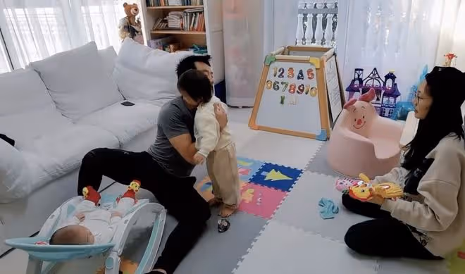 苗苗首曬一家四口同框照,曝光二胎兒子正臉,弟弟皮膚超白萌態足