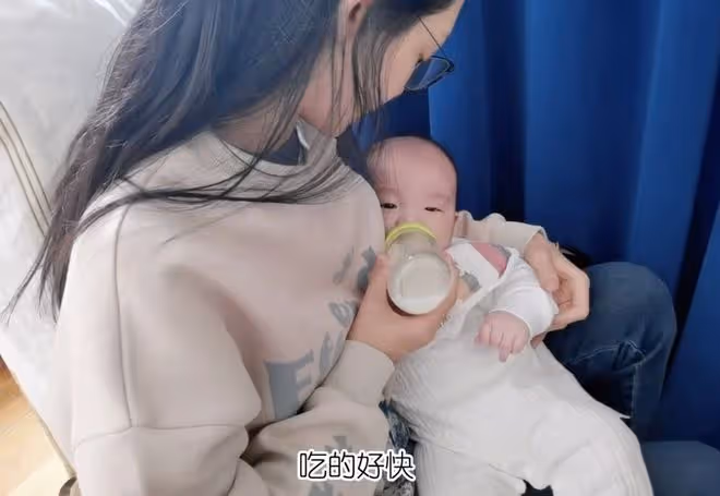 苗苗首曬一家四口同框照,曝光二胎兒子正臉,弟弟皮膚超白萌態足