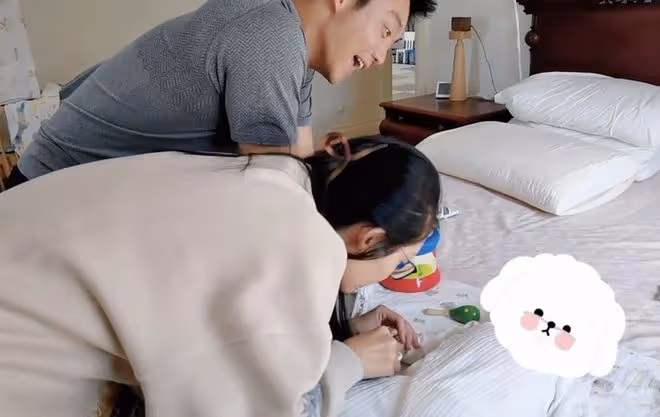 苗苗首曬一家四口同框照,曝光二胎兒子正臉,弟弟皮膚超白萌態足