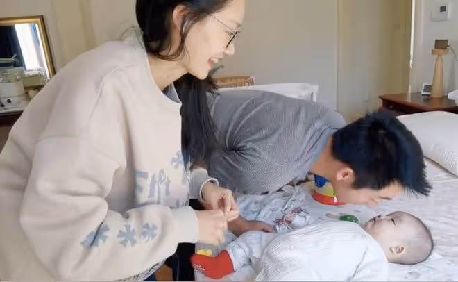 苗苗首曬一家四口同框照,曝光二胎兒子正臉,弟弟皮膚超白萌態足
