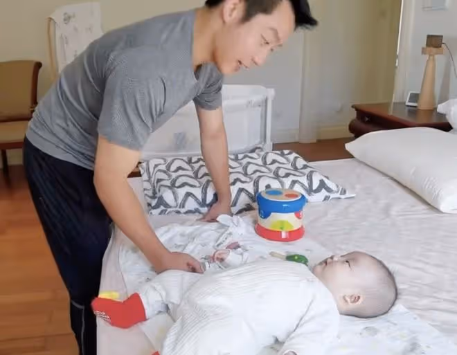 苗苗首曬一家四口同框照,曝光二胎兒子正臉,弟弟皮膚超白萌態足