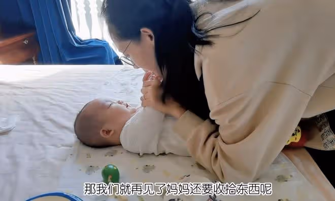 苗苗首曬一家四口同框照,曝光二胎兒子正臉,弟弟皮膚超白萌態足