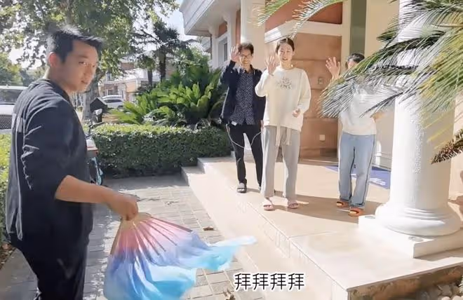 苗苗首曬一家四口同框照,曝光二胎兒子正臉,弟弟皮膚超白萌態足