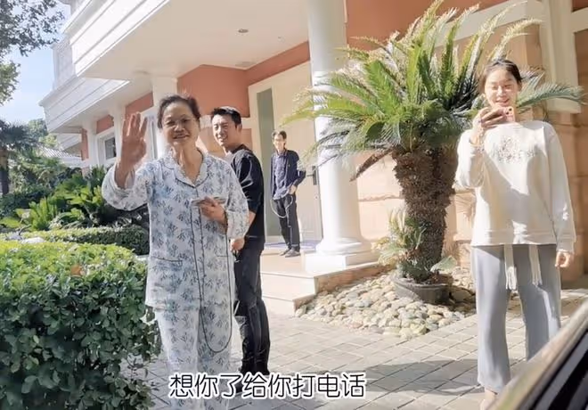 苗苗首曬一家四口同框照,曝光二胎兒子正臉,弟弟皮膚超白萌態足