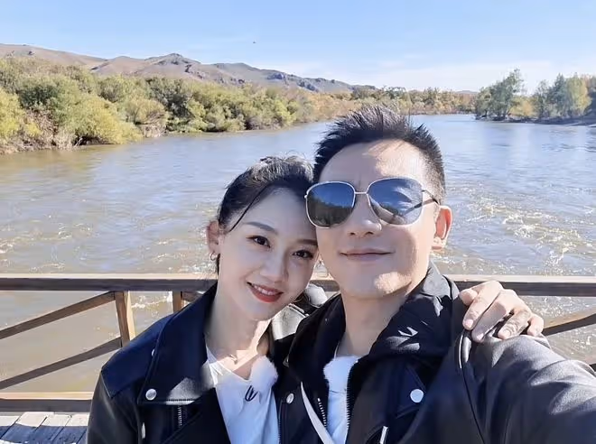 苗苗首曬一家四口同框照,曝光二胎兒子正臉,弟弟皮膚超白萌態足
