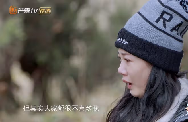 苗苗首曬一家四口同框照,曝光二胎兒子正臉,弟弟皮膚超白萌態足
