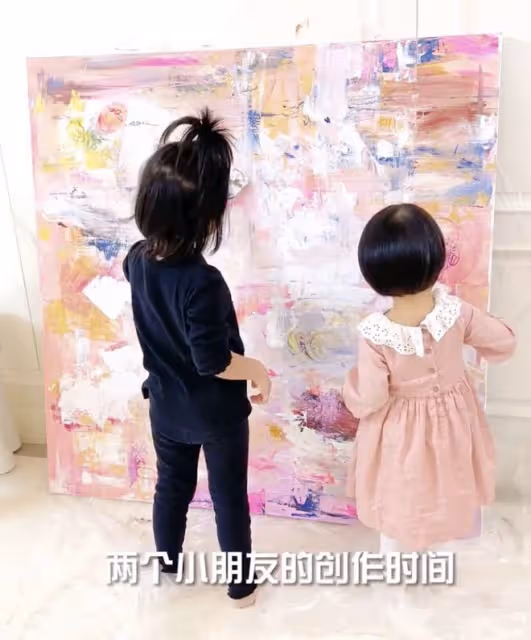 王祖藍曬寵娃日常,用肚子給兩個女兒當畫板,陳赫也被女兒們畫臉