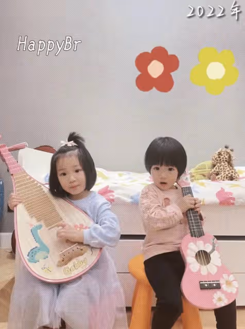 王祖藍曬寵娃日常,用肚子給兩個女兒當畫板,陳赫也被女兒們畫臉