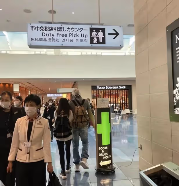 張庭夫婦日本被偶遇!男方滿頭白髮被贊年輕,拒絕粉絲合影惹爭議