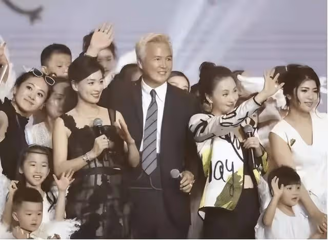 張庭夫婦日本被偶遇!男方滿頭白髮被贊年輕,拒絕粉絲合影惹爭議