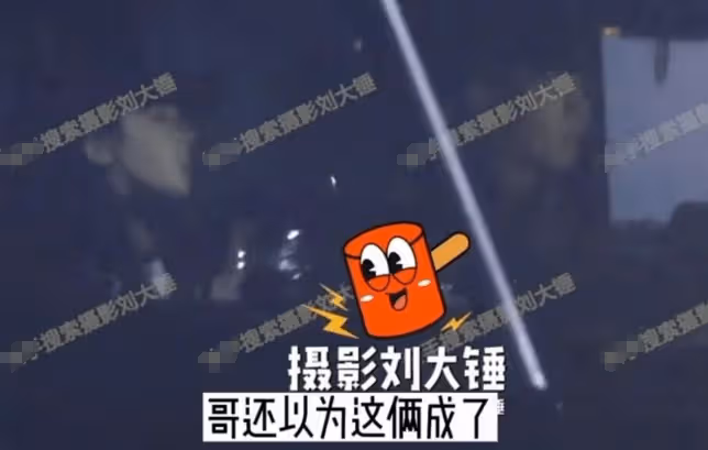 為妮鍾秦be了!秦霄賢開車送哈妮克孜回家後,與女生同回寓所過夜