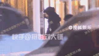為妮鍾秦be了!秦霄賢開車送哈妮克孜回家後,與女生同回寓所過夜
