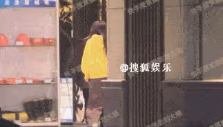 為妮鍾秦be了！秦霄賢開車送哈妮克孜回家後，與女生同回寓所過夜