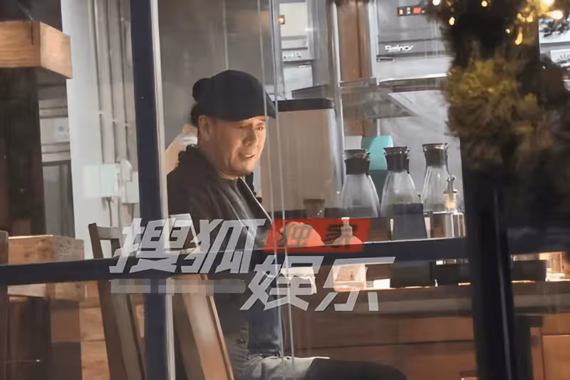 50歲楊坤被曝新戀情!帶美女吃餃子滿面紅光,身材粗壯坐姿霸氣