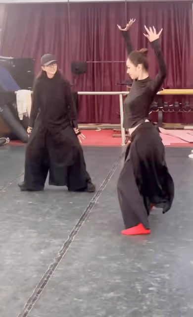 楊麗萍帶侄女練舞,女方身材高挑火辣,四肢纖細柔軟太嫵媚