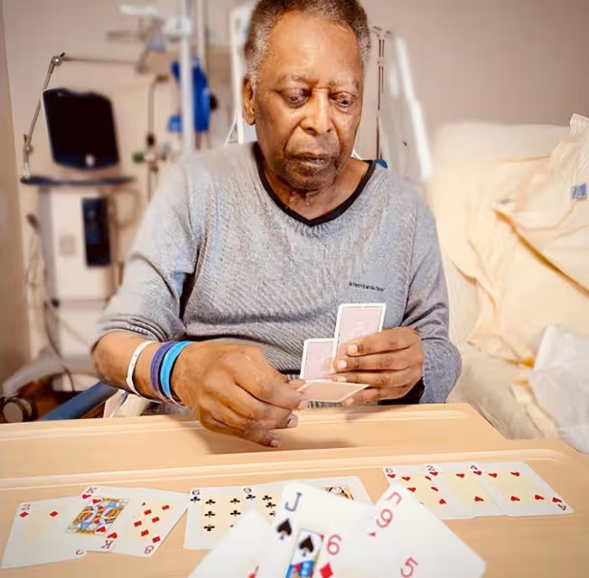 82歲球王貝利不幸離世!生前最後畫面曝光,身材消瘦諸多球星悼念