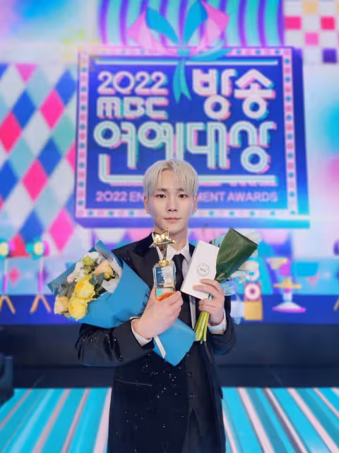 SHINee成員KEY榮獲「2022 MBC演藝大賞」綜藝部門男子優秀獎！