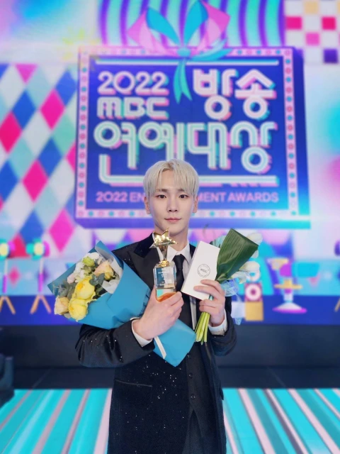 SHINee成員KEY榮獲「2022 MBC演藝大賞」綜藝部門男子優秀獎！