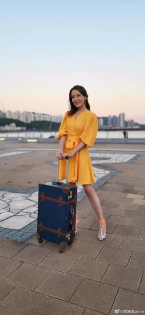 TVB前港姐冠軍為自家生意代言！穿低胸裙露美腿，48歲仍單身