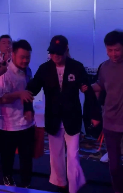 65歲萬梓良站台撈金引擔憂,走路顫巍要四人攙扶,身體後仰險摔倒