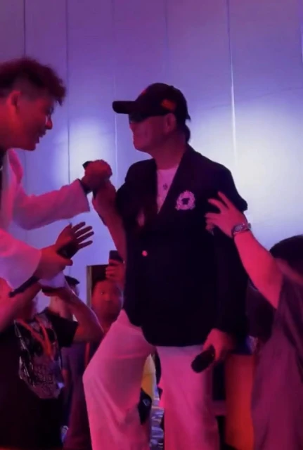 65歲萬梓良站台撈金引擔憂,走路顫巍要四人攙扶,身體後仰險摔倒