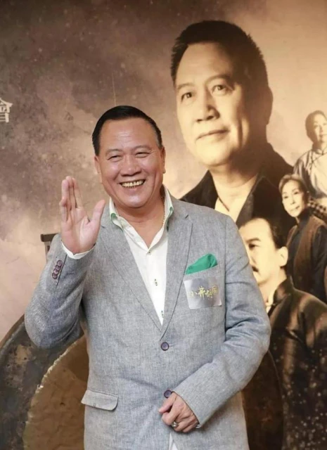 65歲萬梓良站台撈金引擔憂,走路顫巍要四人攙扶,身體後仰險摔倒