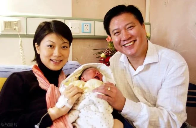 65歲萬梓良站台撈金引擔憂,走路顫巍要四人攙扶,身體後仰險摔倒