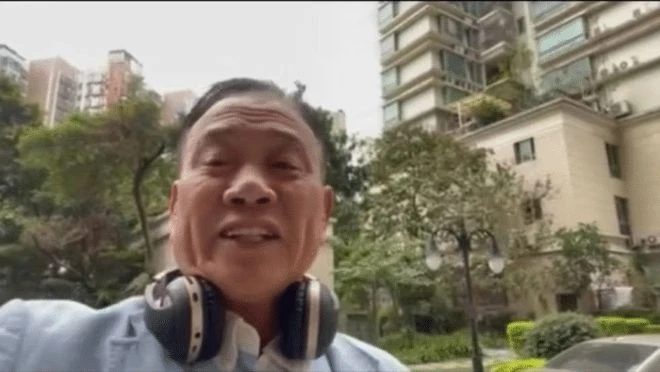 65歲萬梓良站台撈金引擔憂,走路顫巍要四人攙扶,身體後仰險摔倒