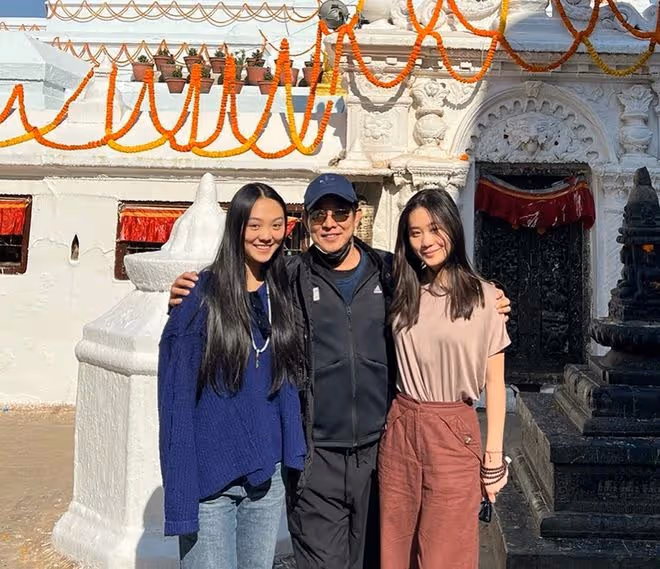 李連杰與妻女游尼泊爾，被利智緊摟肩膀太甜蜜，倆女兒美貌出眾