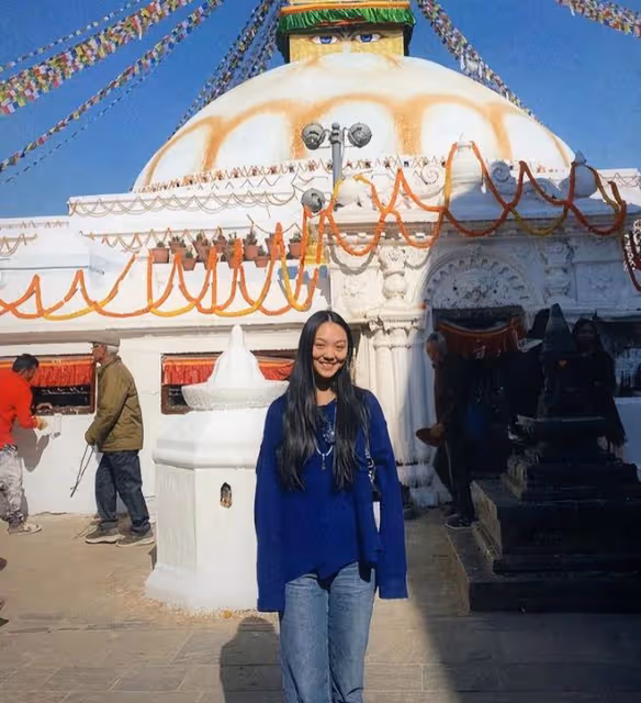 李連杰與妻女游尼泊爾，被利智緊摟肩膀太甜蜜，倆女兒美貌出眾